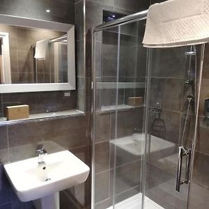 6 Berth Luxury Wooden Lodge 3 Bed 2xD 1xT Hot Tub Pet